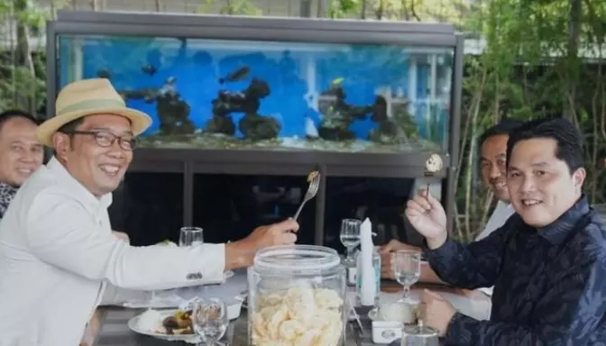 Erick Thohir, Menteri Badan Usaha Milik Negara, terlihat sedang makan bersama Ridwan Kamil, Gubernur Jawa Barat (Foto @erickthohir).