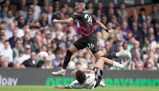 Riyad Mahrez ditekel lawan di laga Fulham vs Manchester City, Liga Inggris 2022-2023 (c) AP Photo/Kin Cheung