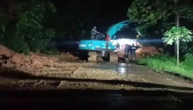 Akses Cianjur-Jonggol Terputus Sementara Akibat Tertimbun Material Longsoran
