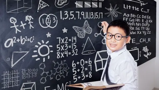 Ilustrasi Anak Cerdas Belajar di Kelas