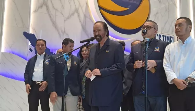 Ketua Umum Partai Nasdem Surya Paloh beserta jajaran elite Nasdem dalam jumpa pers di Nasdem Tower, Jakarta