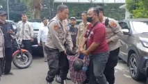 Pria Berbaju Kotak-Kotak Diduga Pelaku Penembakan di Kantor MUI, Diamankan oleh Petugas