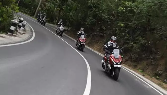 Tips Aman Berkendara Sepeda Motor di Turunan dan Tanjakan