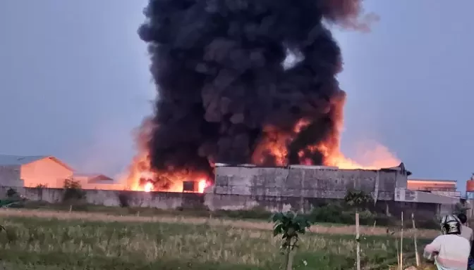 Kebakaran Hebat Menghanguskan Pabrik Plastik di Sukoharjo, Jawa Tengah