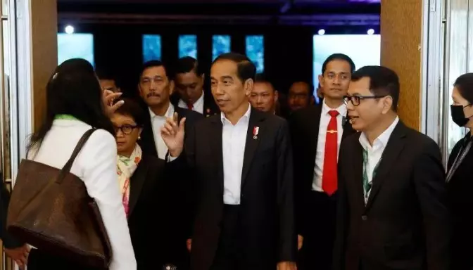 Presiden Joko Widodo (tengah) berjalan ke luar usai mempresentasikan rencana Ibu Kota Negara (IKN) Nusantara, di Ecosperity Week di Singapura