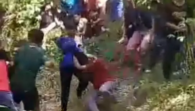 Tangkapan video viral duel sekelompok bocah di Kabupaten Kuningan