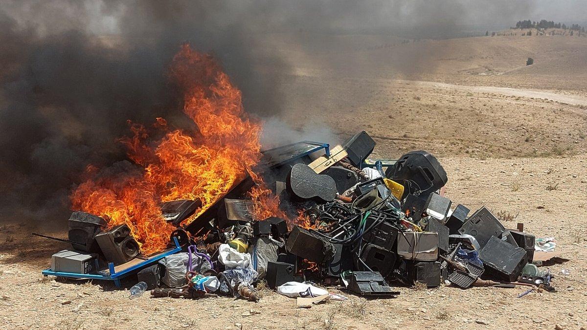 dianggap merusak moral taliban membakar puluhan alat musik fa3c067