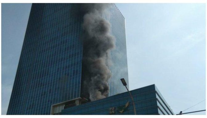 Kebakaran Hebat Di Lantai 7 Gedung K-Link, 115 Petugas Pemadam Kebakaran Dikerahkan