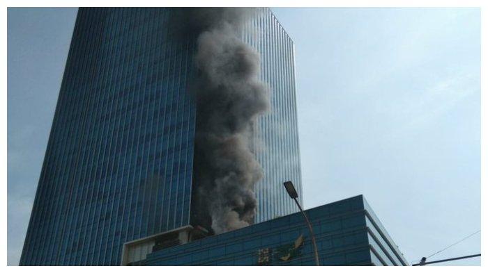 kebakaran hebat di lantai 7 gedung k link 115 petugas pemadam kebakaran dikerahkan 682d8b1