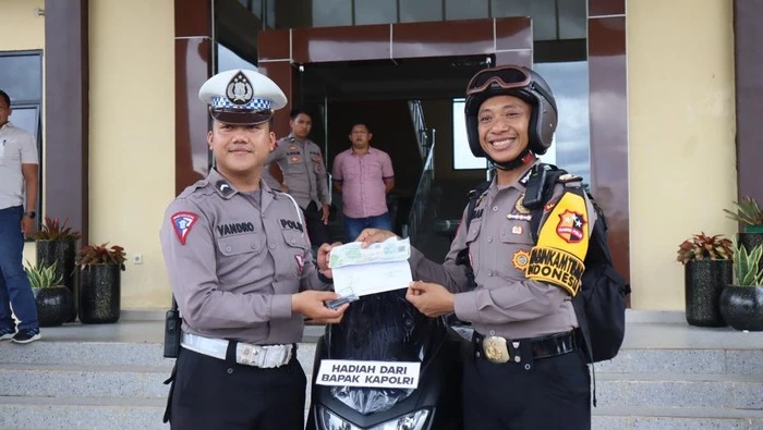 Anggota Satlantas Polres Kubu Raya mendapat motor baru usai aksi heroiknya mengganjal bus gagal nanjak