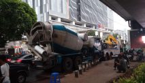Truk Molen Yang Tabrak Tiang Rambu Di Gatsu Telah Dievakuasi