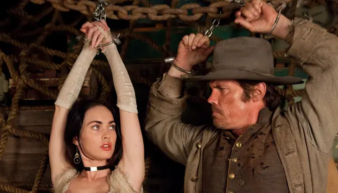 Sinopsis Film Jonah Hex (2010): Aksi dan Balas Dendam di Tengah Perang Saudara Amerika 2 Aksi Josh Brolin (Jonah Hex) dan Megan Fox (Leila) di film Jonah Hex (2010)