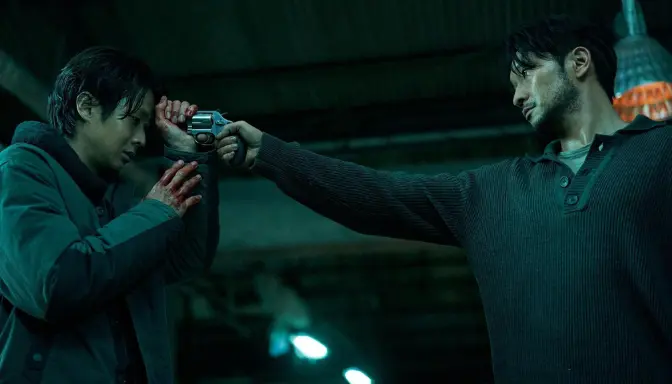 Aksi Lee Tang (Choi Woo Shik) dan Jang Nam Gam (Son Suk Ku) di Film A Killer Paradox