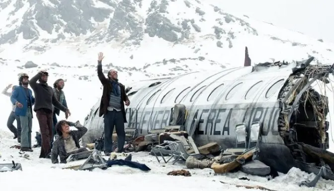 Nonton Film Society of the Snow Sub Indo, Kisah Nyata Bertahan Hidup di Pegunungan Andes