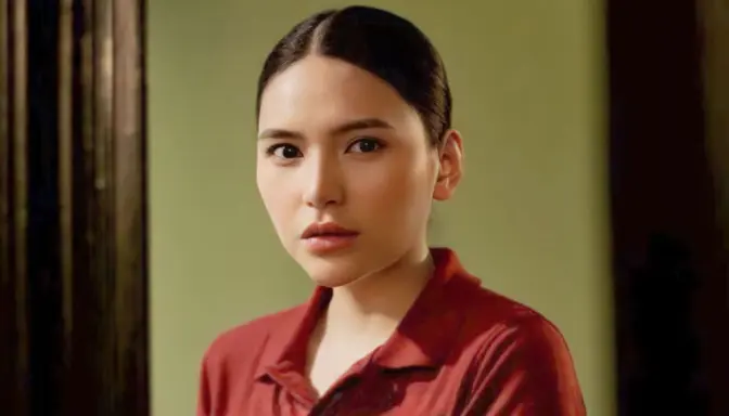 Shiena Yu tampil Sebagai Carol di Film Room Service (2024)