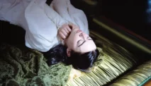 Sinopsis Film Poor Things, Kisah Wanita yang Bangkit dari Kematian dengan Otak Bayi