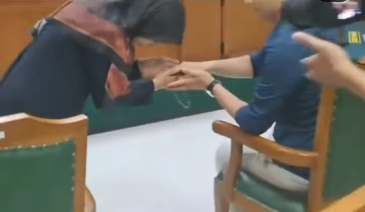 soroti ria ricis yang cium tangan teuku ryan saat sidang cerai psikolog singgung adab istri 8be4b16