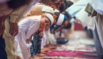 Hukum Membawa Anak Kecil ke Masjid Menurut Ustadz Erlan Iskandar, Bisa Memutus Shaf Sholat