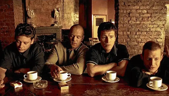 10 Rekomendasi Film Jason Statham Terbaik 2 Rekomendasi Film Jason Statham - Lock, Stock and Two Smoking Barrels (1998)