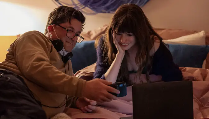 Sinopsis Film The Idea of You (2024), Kisah Cinta Seorang Janda dan Idola Populer