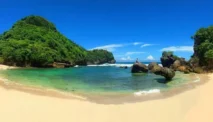 Pesona Pantai Watu Leter, Surga Tropis di Malang Selatan, Bisa Camping dan Main Air