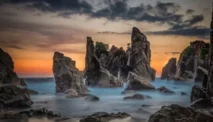 Pesona Pantai Karang, Keajaiban Alam yang Tersembunyi di Balik Terjalnya Tebing