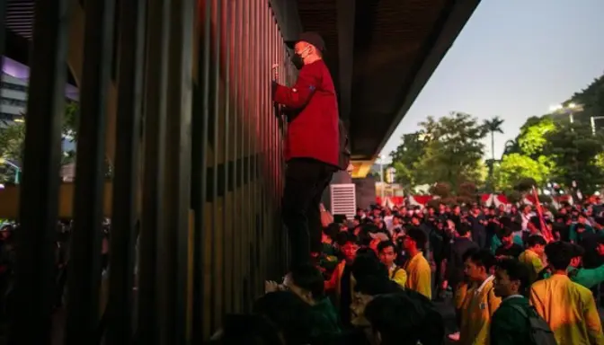 Demo Darurat Indonesia, Ribuan Massa Geruduk DPR, Tuntut Penolakan Revisi UU Pilkada