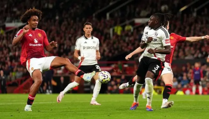 Sontekan Joshua Zirkzee membawa Manchester United memimpin 1-0