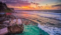 Pantai Suluban, Uluwatu: Spot Instagramable dan Surfing Terbaik di Bali