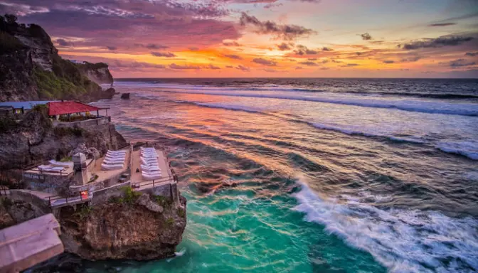 Pantai Suluban, Uluwatu: Spot Instagramable dan Surfing Terbaik di Bali