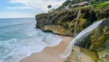 Pantai Banyu Tibo: Pesona Air Terjun yang Menyegarkan di Pacitan