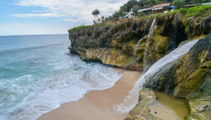 Pantai Banyu Tibo: Pesona Air Terjun yang Menyegarkan di Pacitan