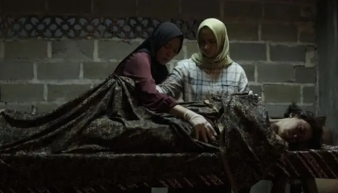 Sinopsis Film Pemandi Jenazah, Misteri dan Teror di Balik Profesi Mendiang Ibu