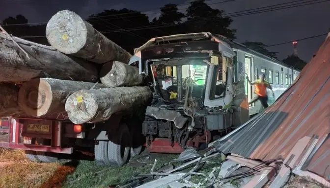 Proses evakuasi kereta Commuterline Jenggala usai kecelakaan