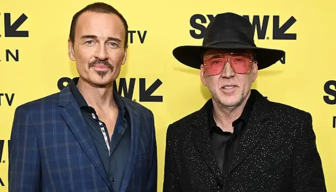 Aktor Julian McMahon Meninggal di Usia 56 Tahun Setelah Berjuang Melawan Kanker 2 Julian berpose dengan berani di samping Nicolas Cage di SXSW