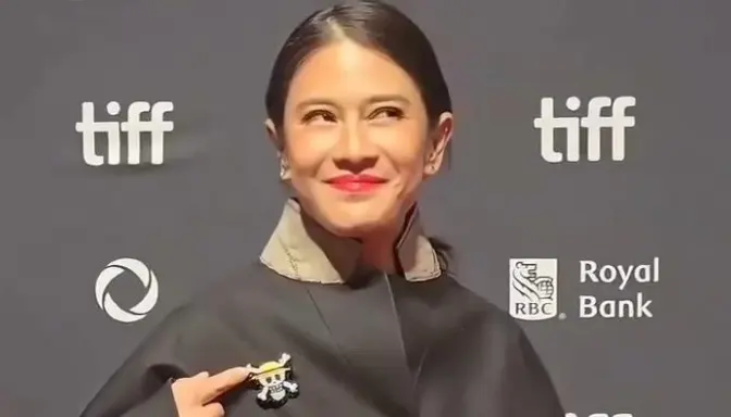 Dian Sastro Kenakan Pin Mugiwara di TIFF 2025