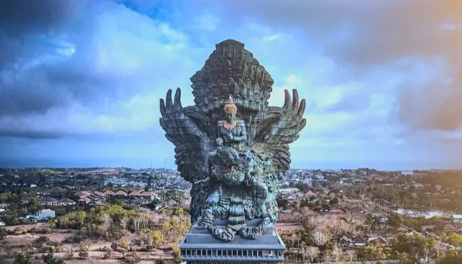 10 Wisata di Bali 2025 yang Wajib Kamu Kunjungi, dari Pantai hingga Air Terjun 5 Garuda Wisnu Kencana (GWK): Patung Raksasa dan Pertunjukan Epik