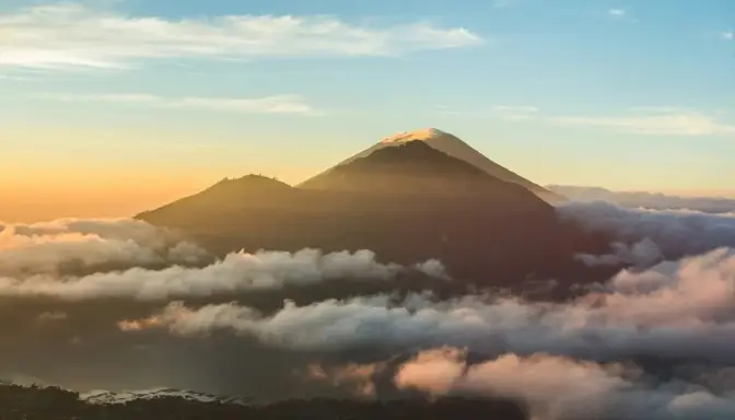 10 Wisata di Bali 2025 yang Wajib Kamu Kunjungi, dari Pantai hingga Air Terjun 11 Gunung Batur: Pendakian dan Danau Vulkanik