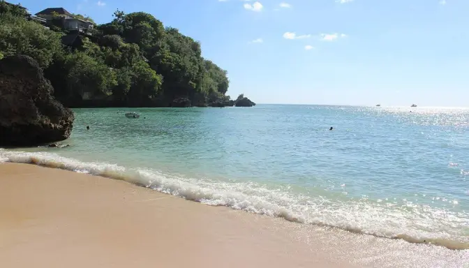 Liburan Seru di Pantai Padang Padang Bali, Dari Surfing Sampai Santai Nikmati Sunset