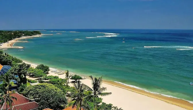 10 Wisata di Bali 2025 yang Wajib Kamu Kunjungi, dari Pantai hingga Air Terjun 2 Pantai Kuta - Surga Surfing dan Matahari Terbenam