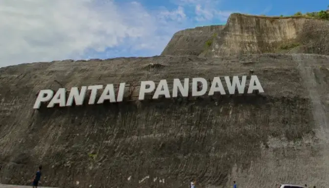 10 Wisata di Bali 2025 yang Wajib Kamu Kunjungi, dari Pantai hingga Air Terjun 8 Pantai Pandawa: Pantai Tersembunyi dengan Tebing Raksasa