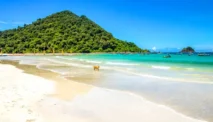 Pantai Selong Belanak Lombok, Surga Pasir Putih yang Bikin Kamu Lupa Pulang!