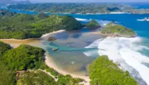 Pantai Teluk Asmara: Wisata Pantai dengan Gugusan Pulau Eksotis di Malang