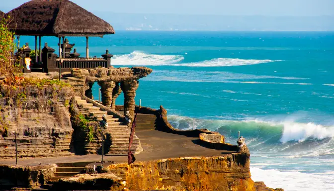 10 Wisata di Bali 2025 yang Wajib Kamu Kunjungi, dari Pantai hingga Air Terjun 4 Tanah Lot: Pura Laut yang MisteriusTanah Lot: Pura Laut yang Misterius