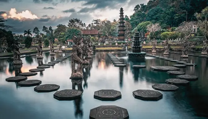 10 Wisata di Bali 2025 yang Wajib Kamu Kunjungi, dari Pantai hingga Air Terjun 7 Tirta Gangga: Istana Air yang Menawan