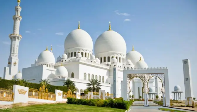 10 Destinasi Wisata Religi Populer di Indonesia, Kaya Sejarah dan Arsitektur