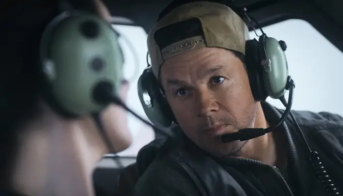 Sinopsis Film Flight Risk, Pilot Mark Wahlberg Mengantar Buronan di Atas Langit Alaska