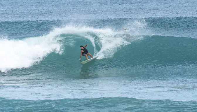 Pantai Dreamland Pecatu, Destinasi Impian di Semenanjung Bukit Bali 2 Surfing di Pantai Dreamland Pecatu